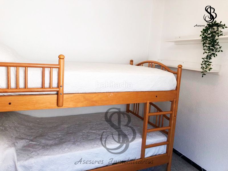 Foto eb50d0cb-3a83-4403-a9e1-1fe5db507a7c. Casa aparellada amb xemeneia a Calas Santiago Bernabeu Santa Pola