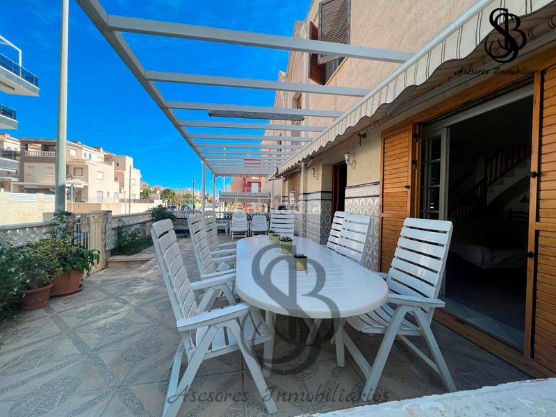 Foto 741ec3e3-cce7-4bc3-8fe9-96631d2e44af. Casa aparellada amb xemeneia calefacció a Calas Santiago Bernabeu Santa Pola