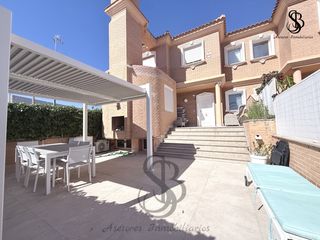 Casa aparellada  Carrer pilot