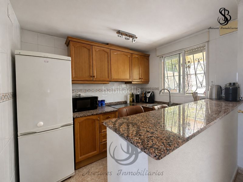 Foto b7d00206-e7ac-4b00-9cef-9565c7453d1a. Casa adossada a avenida les comarques 1 a Busot