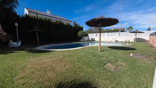 Casa adossada  Avinguda capiscol. Adosado con jardin