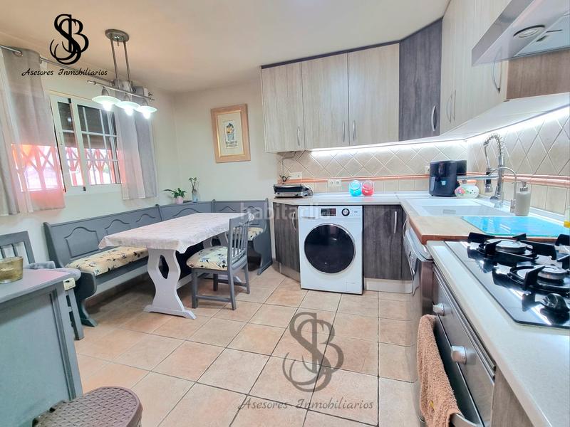 Foto bc5574d6-a869-475a-9658-fe0885a76cb3. Casa adossada amb xemeneia calefacció aparcament piscina a San Juan de Alicante