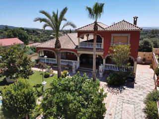 Chalet  Urbanizacion colina. Magnífico chalet con dos casas en urb la colina.