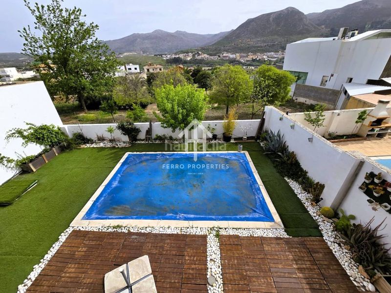 Foto 2a0848e2-5765-4126-ac04-86a3a41e8273. Chalet dans calle alcalde don manuel martín 11 dans Loja