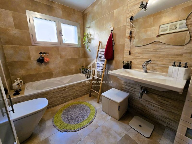 Foto f174b21a-325f-4275-a218-d21398538839. Chalet dans calle alcalde don manuel martín 11 dans Loja