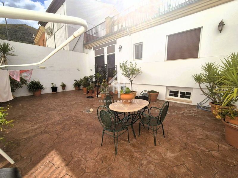 Foto fb93dfaa-73df-4e62-b7cd-7e45646446d5. Casa amb aparcament a Loja