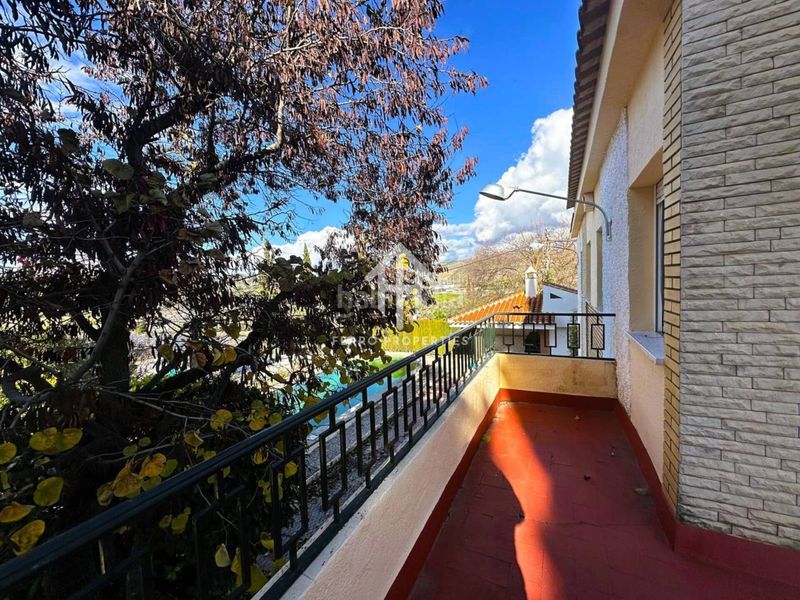 Foto f88a2c11-445f-4c29-be86-4ce3152b29fa. Xalet amb piscina a Loja