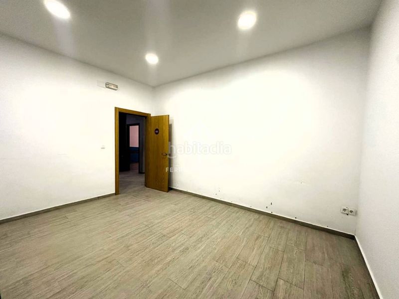 Foto ae93ca30-d1ff-4666-aacb-8a68d0d68c10. Lloguer local comercial a Loja