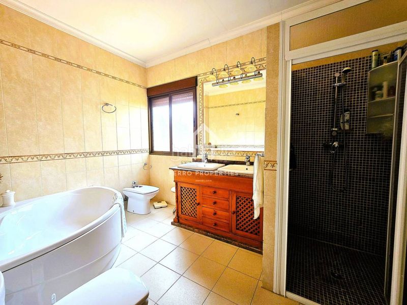 Foto bffc4ed2-45d1-46c1-b880-78d7cebe45df. Casa amb aparcament a Algarinejo