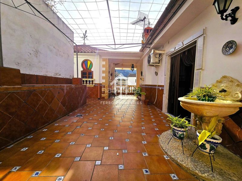 Foto f238c913-7469-4a0d-a8a3-6d9a7dbad617. Casa amb aparcament a Algarinejo
