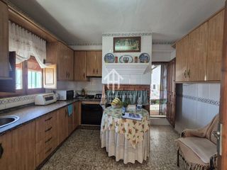 House in Loja. Casa en venta en iznájar, perfecta para vivir con comodidad
