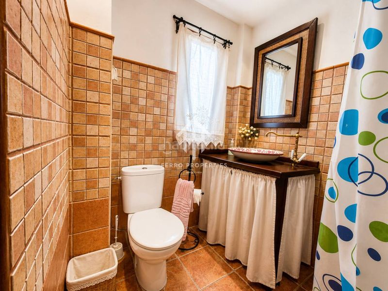 Foto a8b1c7ae-ccc0-4e3d-a916-13f16a74ff4f. Casa amb aparcament a Loja
