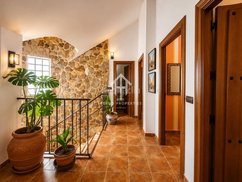 Foto e50b4f0b-9cb5-45b2-b868-e3bedb5d507c. Casa amb aparcament a Loja