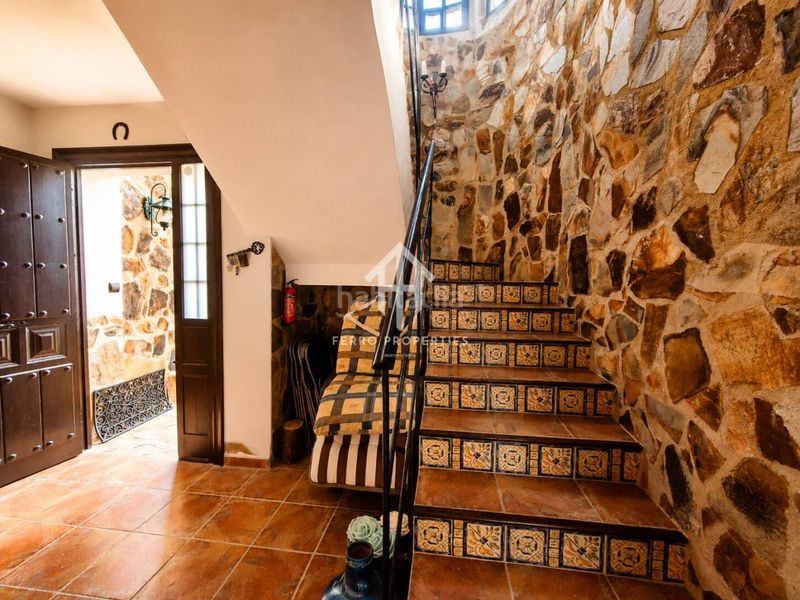 Foto ea4465ea-c164-4fc9-8491-59e6c1bb551a. Casa amb aparcament a Loja