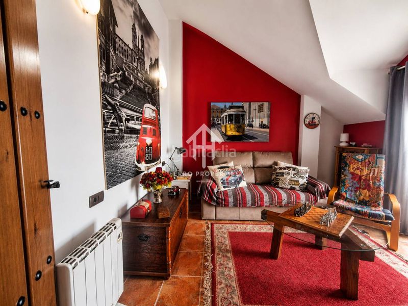 Foto f617d810-77b9-40a5-9bd5-d78fa8009b36. Casa amb aparcament a Loja