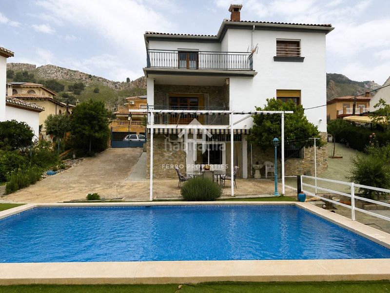 Foto a8b658a9-9c77-44c3-af52-27529f31324e. Xalet amb aparcament piscina a Loja