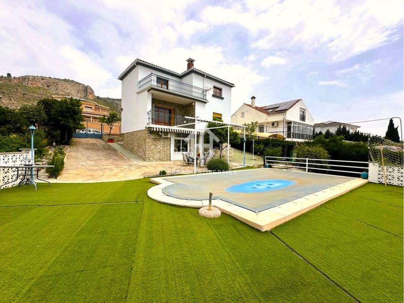 Foto 3d569d89-38ec-4e59-be68-694e931263f6. Xalet amb aparcament piscina a Loja