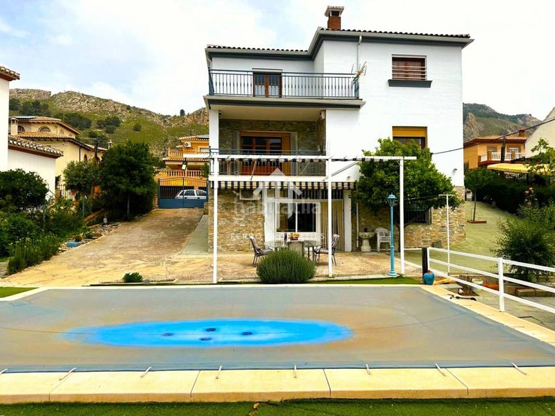 Foto 515b01a2-a7e5-4b00-a830-323cde952d3f. Xalet amb aparcament piscina a Loja