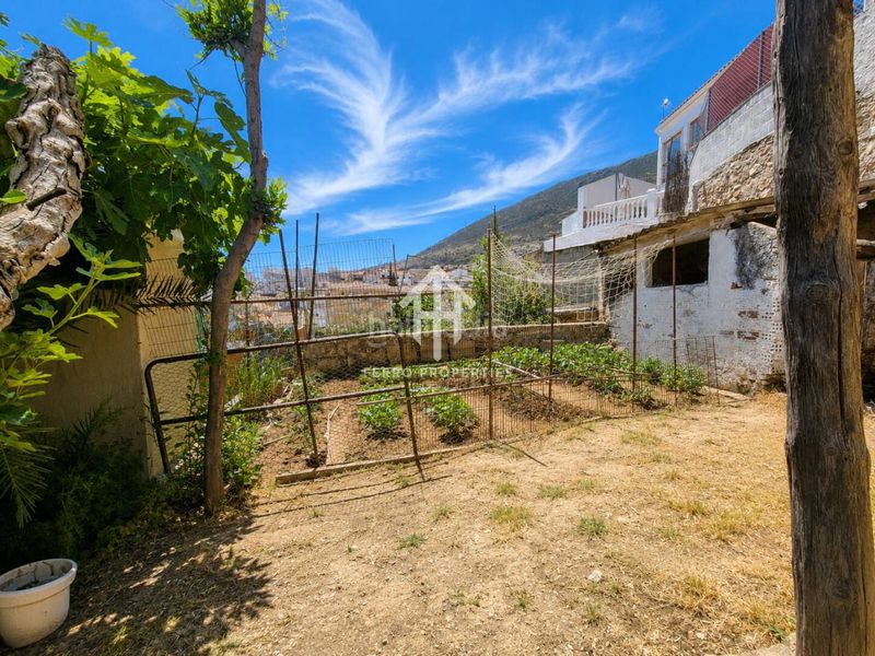 Foto 723ae01f-58a8-4a8a-ac97-e2d9d22c360e. Casa amb piscina a Loja