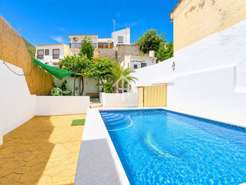 Foto 89eef04c-4f4d-4d7d-8687-ee541a7fb824. Casa amb piscina a Loja