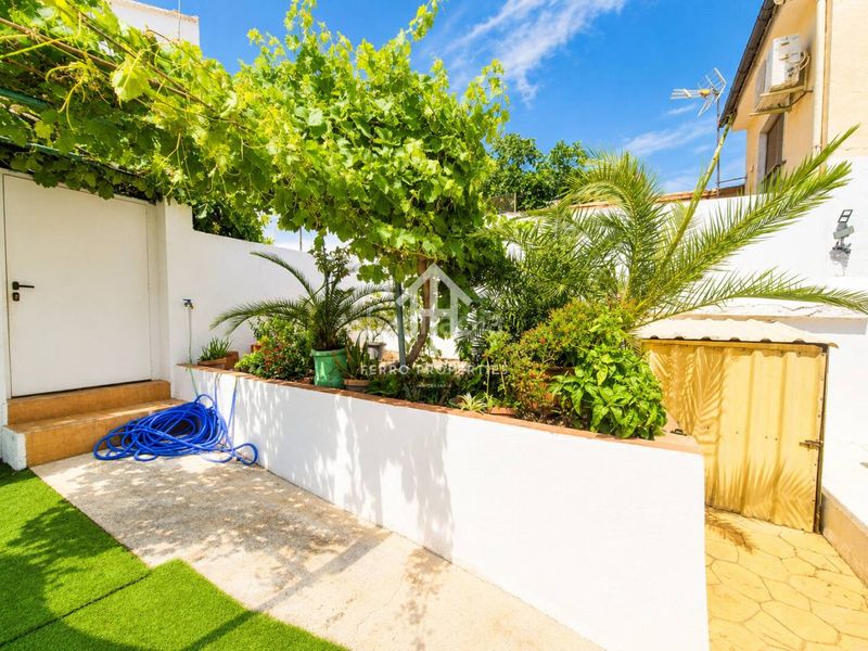 Foto b927c41a-7c89-4f67-b673-08df42fc0c62. Casa amb piscina a Loja