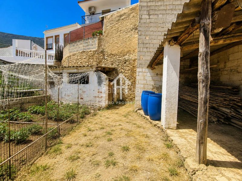 Foto f4d7950d-70bf-49af-a608-8c90daf9d4fc. Casa amb piscina a Loja