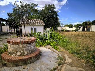 Terreny residencial a Moraleda de Zafayona. Venta de parcela con chalet y piscina