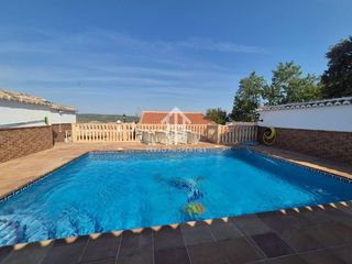 Casa in Loja. Casa en venta en loja con piscina y garaje