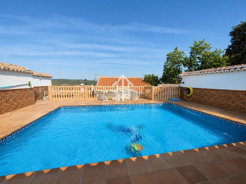 Foto 754c9dda-9f63-48e2-a512-351e01ca4dd9. Casa amb aparcament piscina a Loja