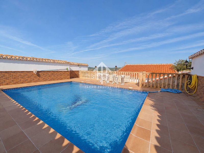 Foto 922a52a7-a63d-429f-94c7-3ebb9d8c5f29. Casa amb aparcament piscina a Loja