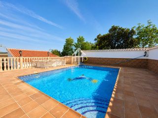 Casa en Loja. Casa en venta en loja con piscina y garaje