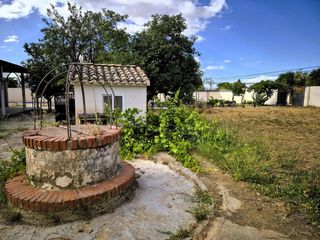Terreno residencial en Moraleda de Zafayona. Venta de parcela con chalet y piscina