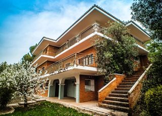 Maison à Loja. Complejo deportivoclub de tenis y casa en venta