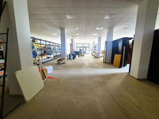 Alquiler Local Comercial en Loja. Gran local en esquina de 1.600 m en venta o alquiler