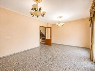 Casa a Priego de Córdoba. Amplia vivienda de dos plantas con cochera, trastero y terrazapa