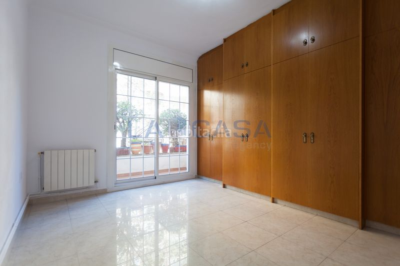 Foto d92bc4ef-ecbb-45a0-b466-74432b3a1a77. Pis a El Camp de l´Arpa del Clot Barcelona