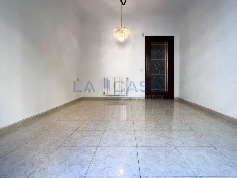 Foto ff50892e-a292-4c0d-a42d-faf98d997fbf. Pis a El Camp de l´Arpa del Clot Barcelona