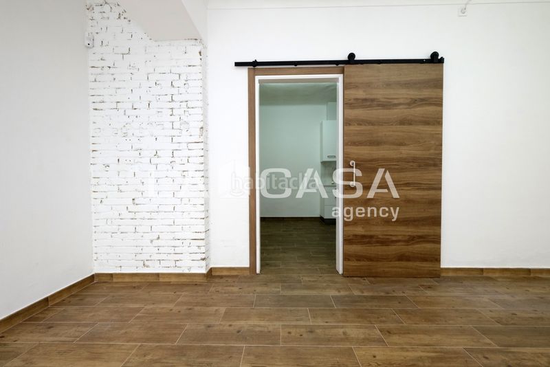 Foto f383c062-3999-48c2-be6d-07cafe04920f. Planta baixa a Guinardó Barcelona