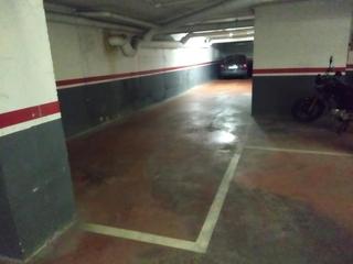 Aparcament cotxe  Carrer de les basses. Plaza de parquing doble en calle basses