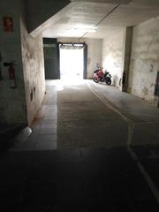 Parking voiture dans Mercat. Plaza de parquing en avenida estatut para coche mediano