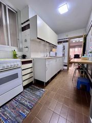Etagenwohnung  Calle de monturiol. Piso de 3 habitaciones con patio junto a la rambla