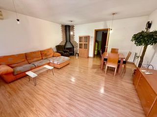 Semi detached house in Sant Martí Sesgueioles. Casa adossada seminova amb jardí i garatge per 3 cotxes a sant m