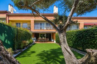 Reihenhaus in Les Comes. Magnífica casa familiar amb jardí, porxo i terrassa privada a le