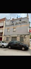 Semi detached house in Santa Margarida de Montbui. Casa amb local comercial preparat per a bar al barri del pi  san