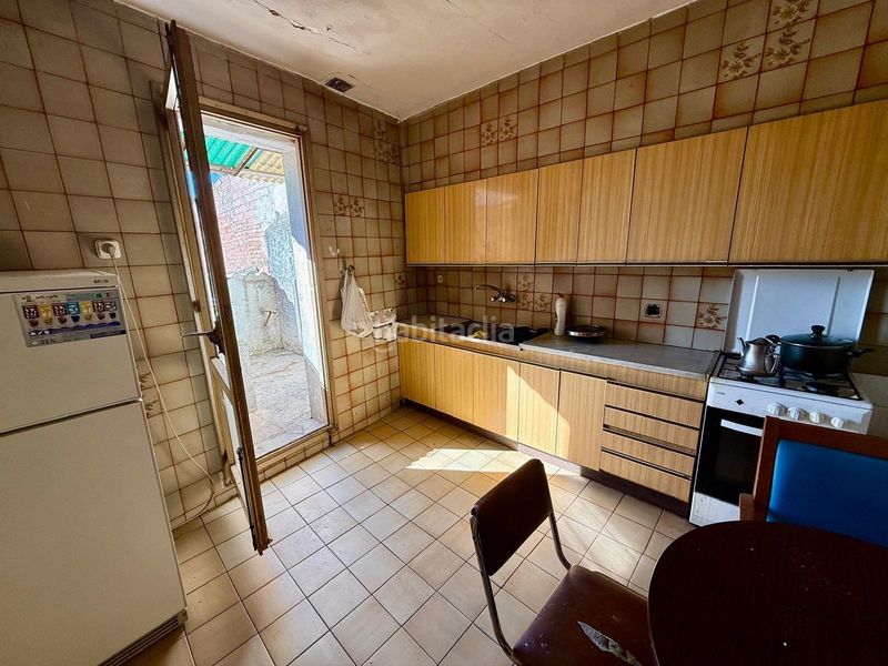 Foto a8c09baa-9040-41d4-ba76-32a6147233f6. Edificio edifici amb 2 pisos i 3 garatges al centre en Calaf