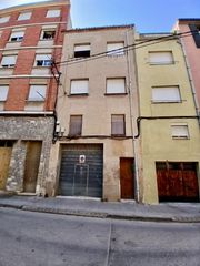 Building in Calaf. Edifici amb 2 pisos i 3 garatges al centre de calaf