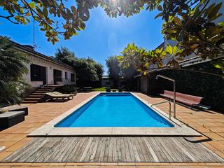 Xalet a Llevant. Casa exclusiva en venda al centre digualada amb piscina i jardi