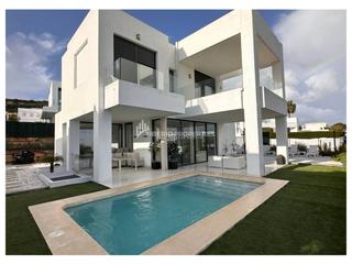 Casa en Invespania 1. Espléndida villa moderna con vistas espectaculares en costa del