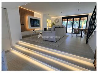 Casa adossada a Marina casares 1. Exclusiva villa de lujo a solo 5 minutos de la playa