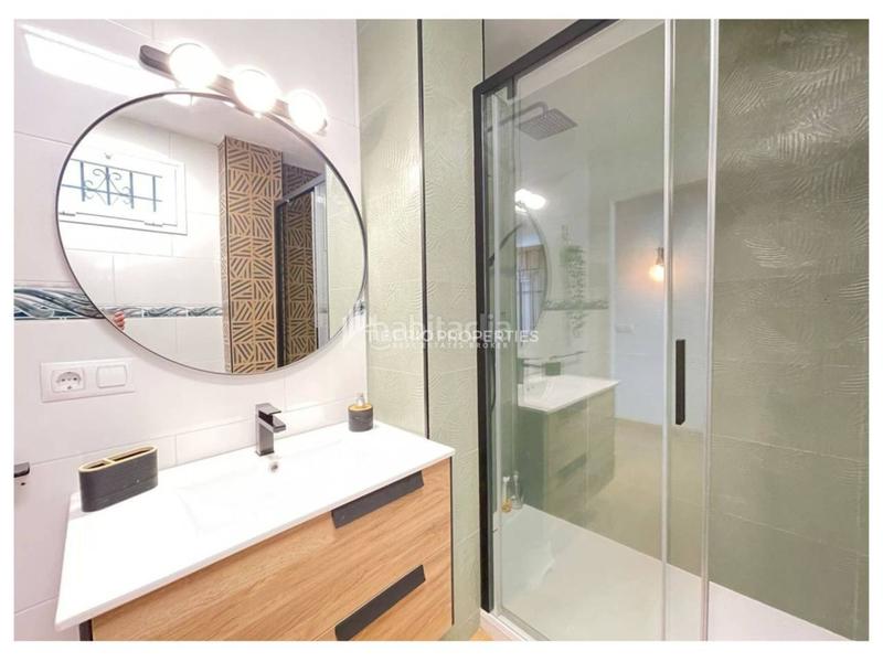 Foto 5489fd42-f399-4cfc-a698-eb2ad60ad492. Estudio  reformado en primera línea de playa en Estepona